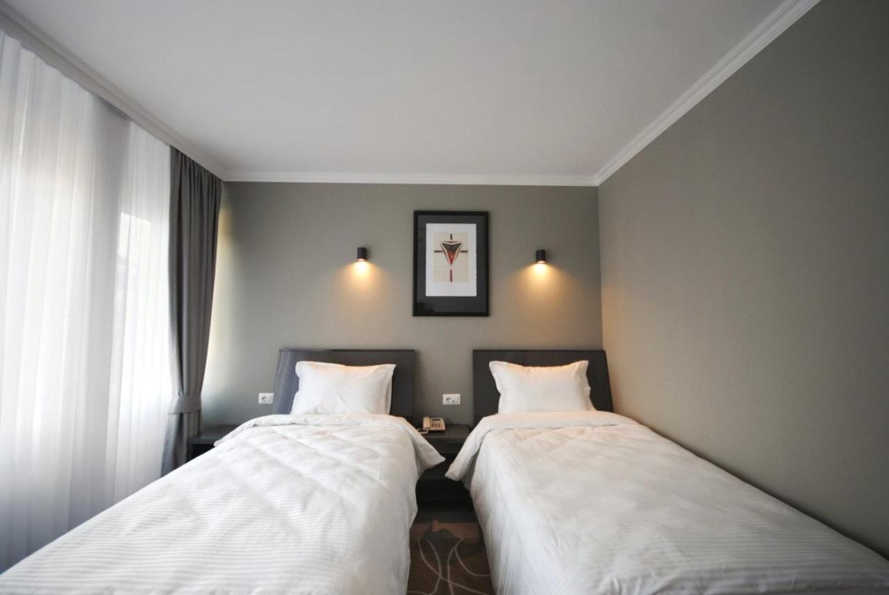 Hotel Callisto Pristina Buitenkant foto