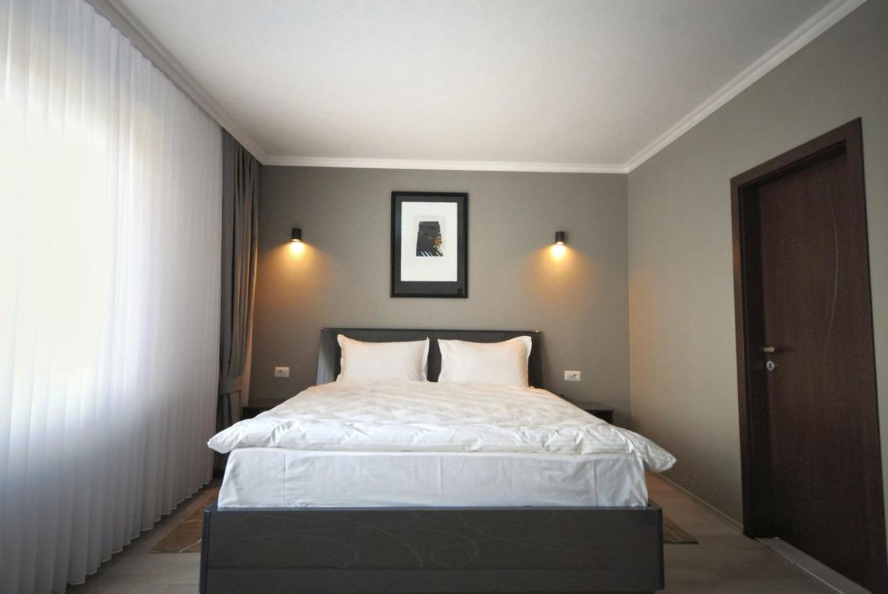 Hotel Callisto Pristina Buitenkant foto