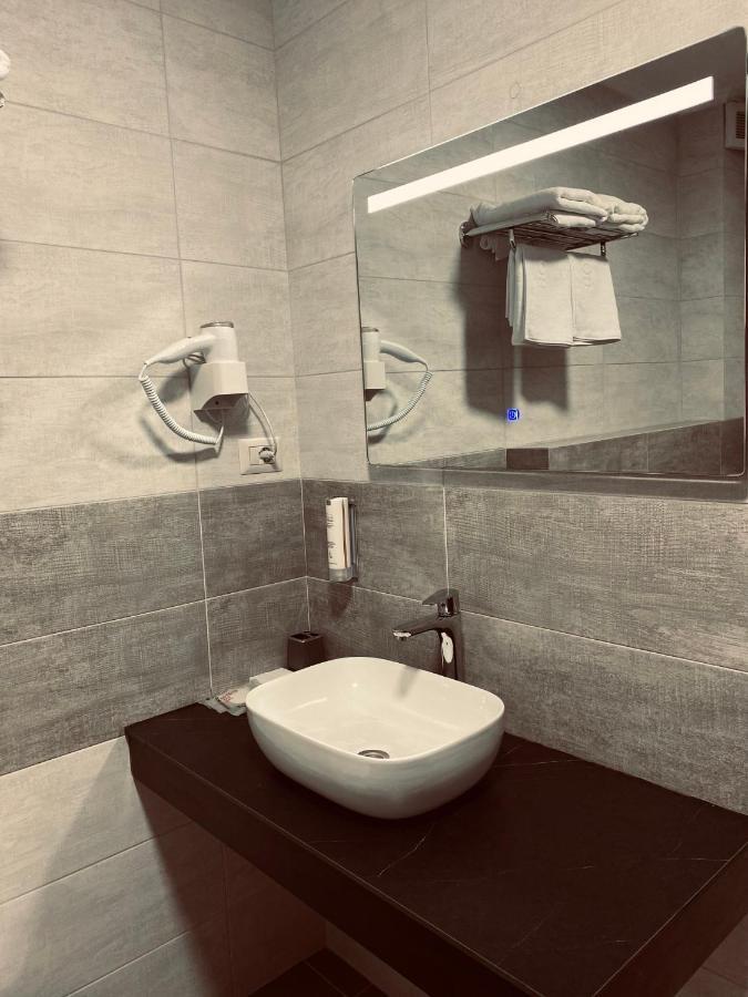 Hotel Callisto Pristina Buitenkant foto